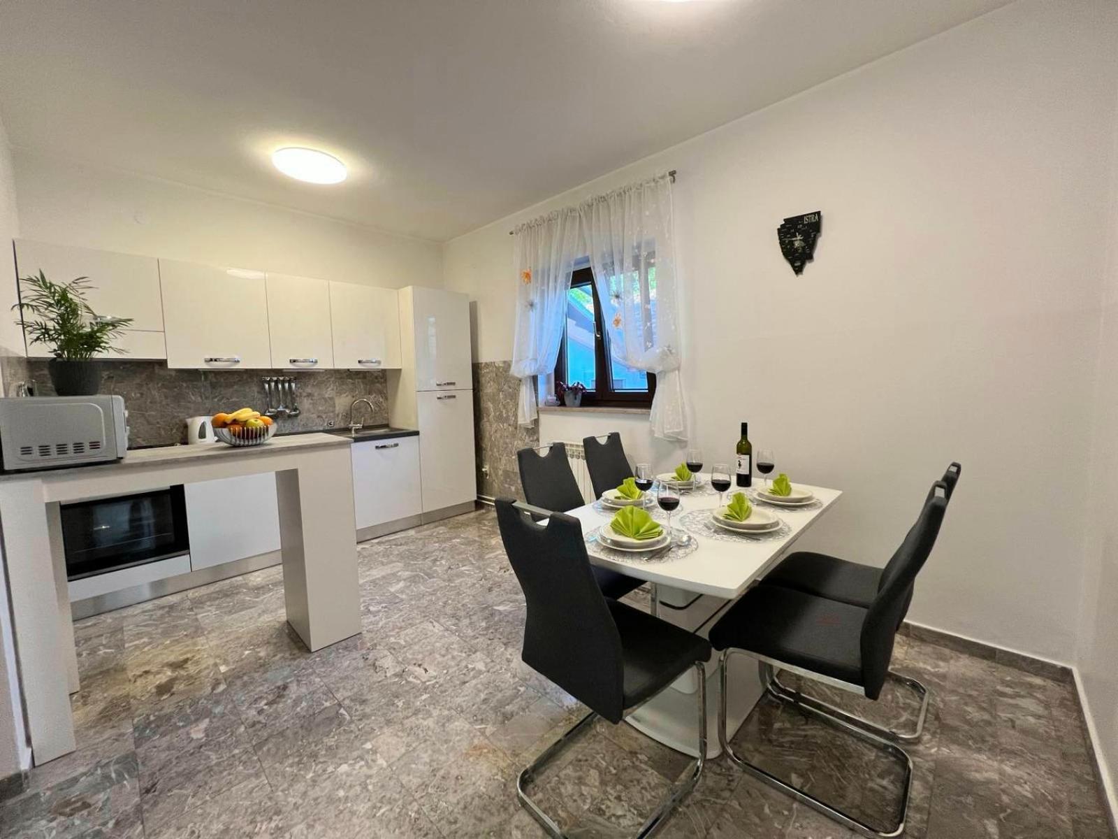 Apartment Tigo - 2 Bedrooms, 2 Bathrooms, Terrace And Big Garden Fazana Exterior photo